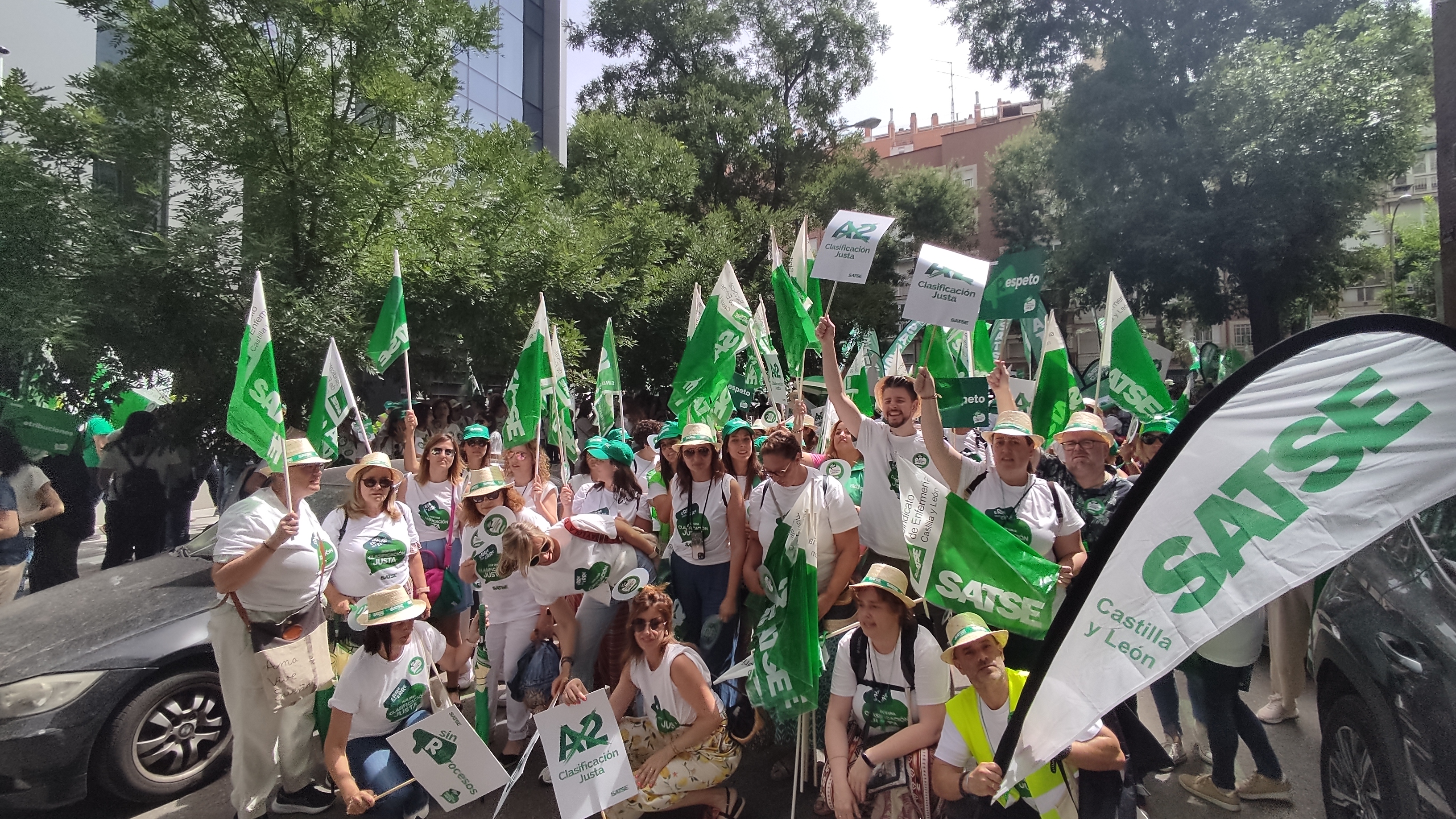 Delegadas de SATSE Castilla y León y enfermeras de la comunidad en la concentración en Madrid